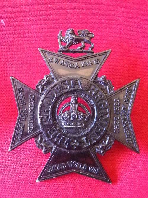 RHODESIA REGT. BLACK ANODISED CAP BADGE 1970-1980    (4201)