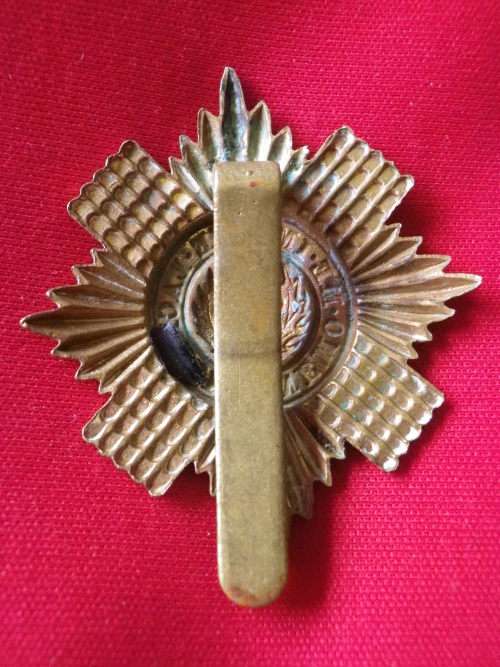 GREAT BRITAIN - SCOTS GUARDS  BRASS  CAP BADGE - HEIGHT APPROX 45.5mm    -  (V93)