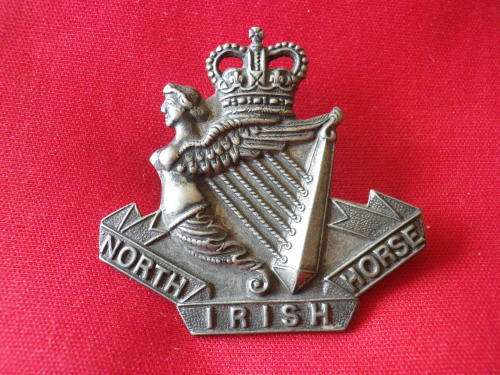 GREAT BRITAIN - NORTH IRISH HORSE WHITE METAL ? CAP BADGE - LUGS REPAIRED  (4770)