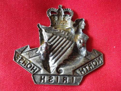 GREAT BRITAIN - NORTH IRISH HORSE WHITE METAL ? CAP BADGE - LUGS REPAIRED  (4770)