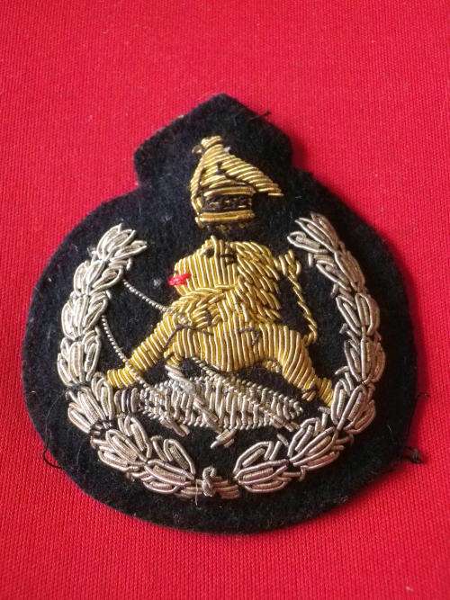 RHODESIA - BSAP OFFICERS BULLION WIRE PADDED CAP BADGE  - UDI PERIOD  (4902)