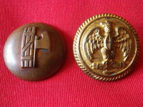 ITALIAN WW2 FASCIST / MVSN OFFICERS GILT COAT BUTTON OD 22mm + BRASS FASCIST BUTTON OD 22mm  (4963)
