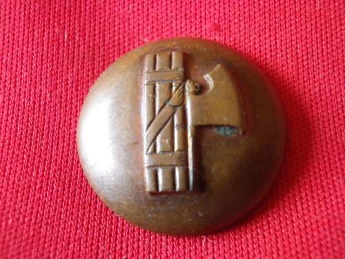 ITALIAN WW2 FASCIST / MVSN OFFICERS GILT COAT BUTTON OD 22mm + BRASS FASCIST BUTTON OD 22mm  (4963)