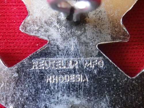 RHODESIA - SELOUS SCOUTS SILVER ANODISED  BERET BADGE - STAMPED "REUTELER MFG RHODESIA" (2161)