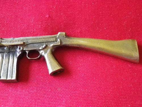 FN FAL MINIATURE (LENGTH 11 cm ) + WOODEN BLOCK MOUNT - 3D ELECTROPLATED ZINC CASTING (2186)