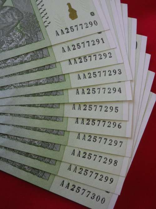 ZIMBABWE - LOT OF 10 TRILLION DOLLAR BANK NOTES  (11 IN TOTAL) - UNC - SEQUENTIAL. PREFIX "AA"