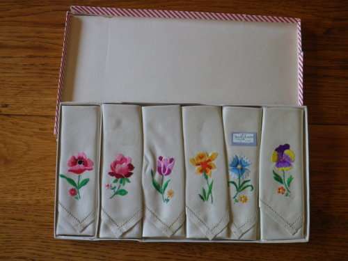 6 NEW IRISH LINEN EMBROIDERED SERVIETTES / HANDKERCHIEFS STILL IN BOX - BEAUTIFUL - (5206)