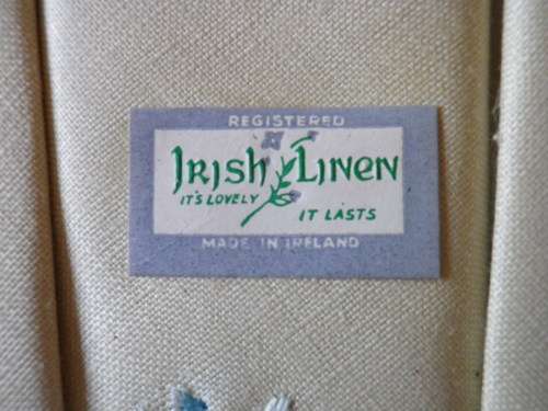 6 NEW IRISH LINEN EMBROIDERED SERVIETTES / HANDKERCHIEFS STILL IN BOX - BEAUTIFUL - (5206)