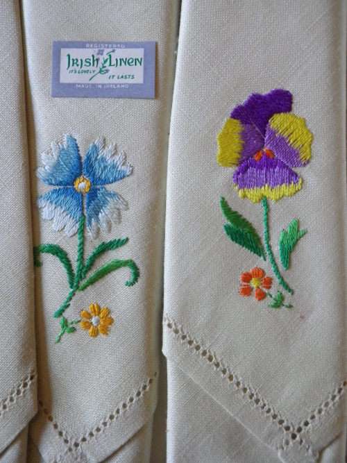 6 NEW IRISH LINEN EMBROIDERED SERVIETTES / HANDKERCHIEFS STILL IN BOX - BEAUTIFUL - (5206)