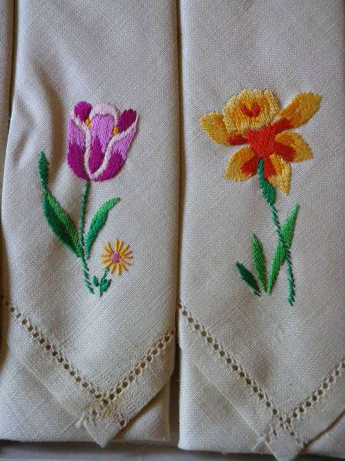 6 NEW IRISH LINEN EMBROIDERED SERVIETTES / HANDKERCHIEFS STILL IN BOX - BEAUTIFUL - (5206)