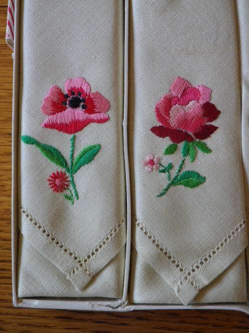 6 NEW IRISH LINEN EMBROIDERED SERVIETTES / HANDKERCHIEFS STILL IN BOX - BEAUTIFUL - (5206)