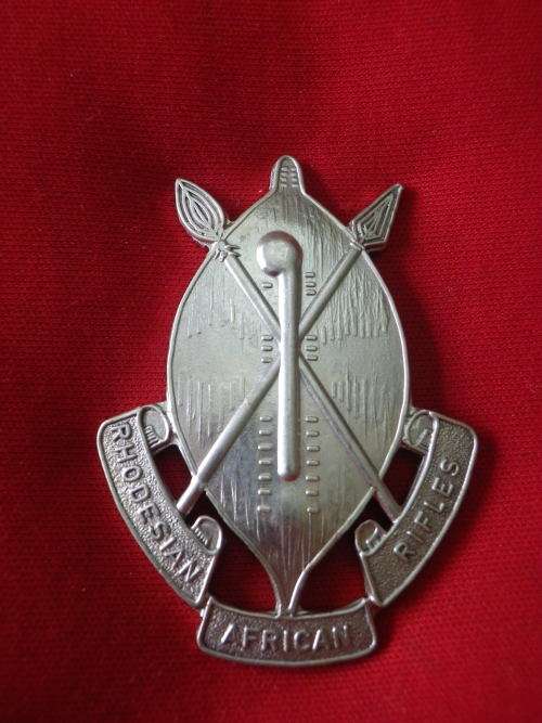 RHODESIA AFRICAN RIFLES - SILVER OFFICERS SLOUCH HAT BADGE - LUGS CUT OFF -  MADE MATTHEWS   (3217)
