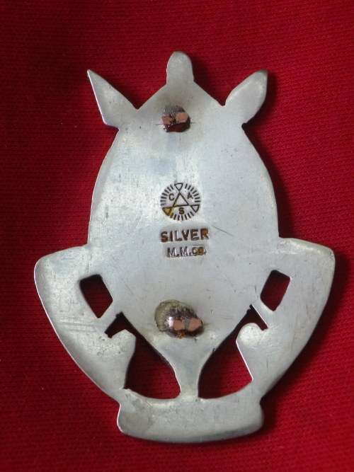 RHODESIA AFRICAN RIFLES - SILVER OFFICERS SLOUCH HAT BADGE - LUGS CUT OFF -  MADE MATTHEWS   (3217)