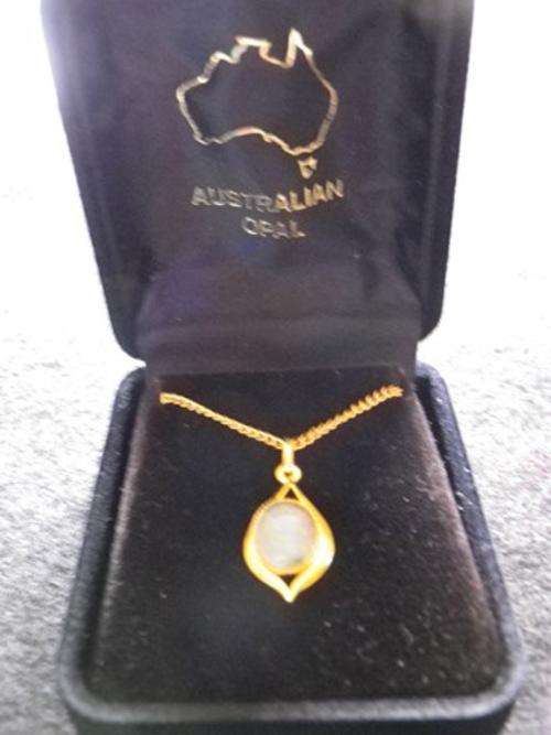 AUSTRALIAN OPAL NECKLACE IN ORIGINAL BOX WITH GOLD COLOURED CHAIN