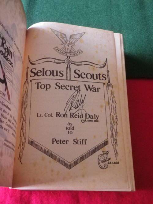 RHODESIA - SELOUS SCOUTS TOP SECRET WAR PAPERBACK - SIGNED BY LT. COL. RON REID DALY.  - HAS FOXING