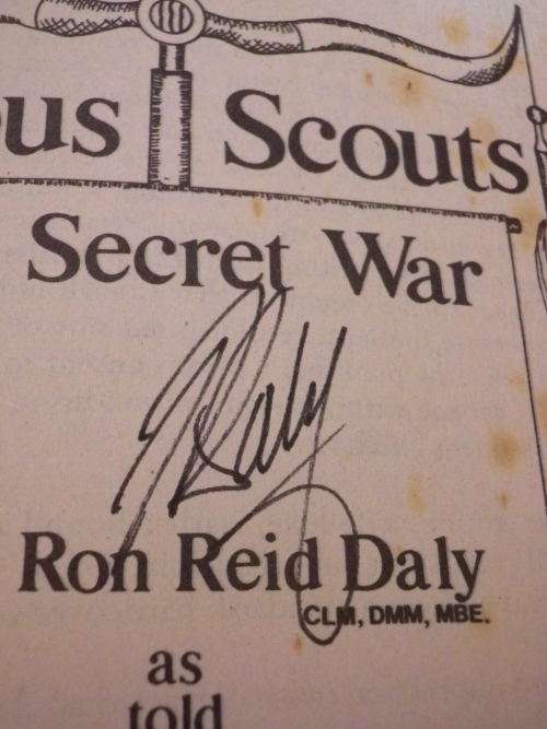 RHODESIA - SELOUS SCOUTS TOP SECRET WAR PAPERBACK - SIGNED BY LT. COL. RON REID DALY.  - HAS FOXING