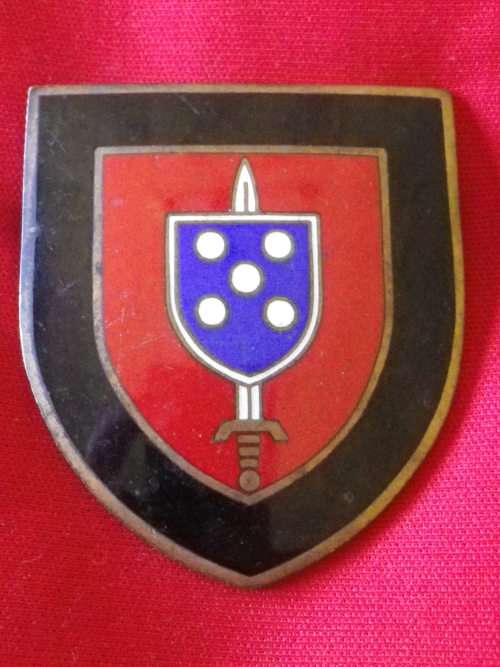 UNKNOWN ENAMEL + BRASS PIN BACK MILITARY ? BADGE - INSCRIBED TAVARES ON REVERSE   (5466)