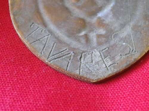 UNKNOWN ENAMEL + BRASS PIN BACK MILITARY ? BADGE - INSCRIBED TAVARES ON REVERSE   (5466)