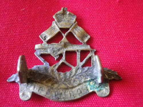 NEW ZEALAND SPECIALISTS UNIT - SIGNALLERS / MACHINE GUNNERS  WW1 CAP BADGE   (5460)