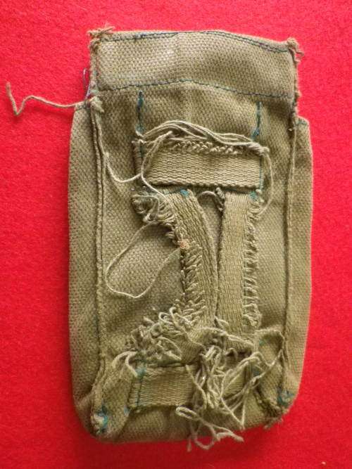 RHODESIAN ARMY MAG POUCH - HAS SEEN SOME ACTION !    (5561)