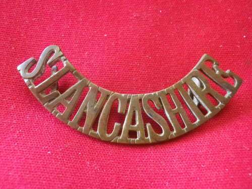 GREAT BRITAN - SOUTH LANCASHIRE REGT. BRASS SHOULDER TITLE -   (5905)