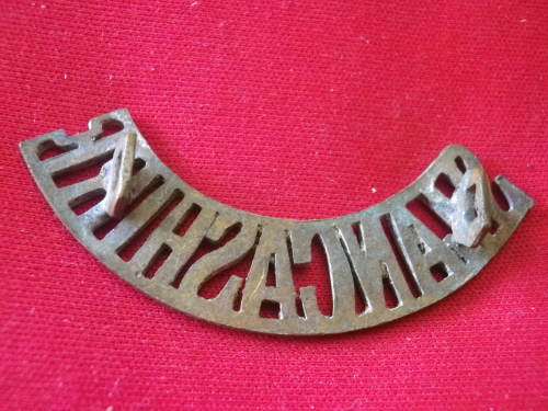 GREAT BRITAN - SOUTH LANCASHIRE REGT. BRASS SHOULDER TITLE -   (5905)