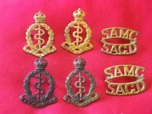 SA - SA MEDICAL CORPS LOT OF CAP BADGE VARIATIONS + SHOULDER TITLES   1926-1958       (5930)