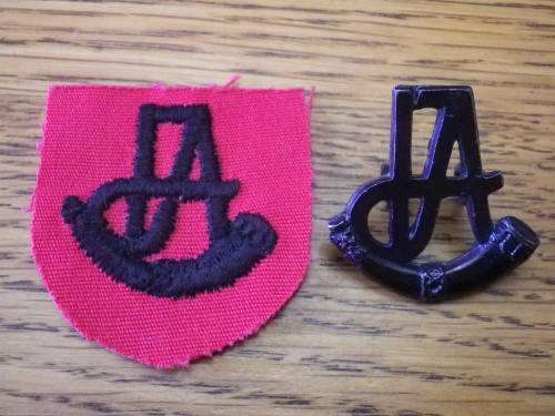 RHODESIA - INTAF CLOTH + METAL CAP BADGES    (3454)