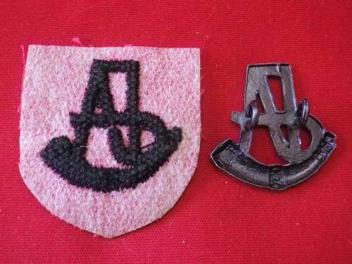 RHODESIA - INTAF CLOTH + METAL CAP BADGES    (3454)