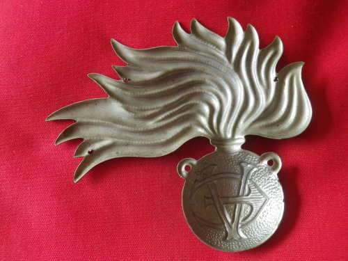 ITALIAN FASCIST WW2 MILITARY POLICE W/M HELMET BADGE - HAS HOLES AS SEWN ON (6108)