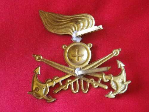 ITALIAN WW2 BRIDGE ENGINEERS / REGG. GENIO PONTIERI (SCHOOL) HELMET BADGE  (6217)