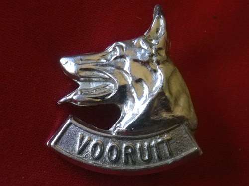 SADF - DOG CENTRE NICKLE PLATED CAP BADGE - DINNES 73       (6462)