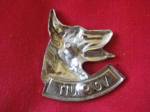 SADF - DOG CENTRE NICKLE PLATED CAP BADGE - DINNES 73       (6462)