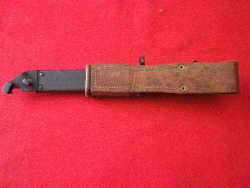 RHODESIAN BUSH WAR PICK UP - AKM BAYONET + SCABBARD + FROG - BLADE 14.9cm  RED BAKELITE HANDLE (4324