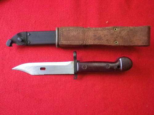 RHODESIAN BUSH WAR PICK UP - AKM BAYONET + SCABBARD + FROG - BLADE 14.9cm  RED BAKELITE HANDLE (4324