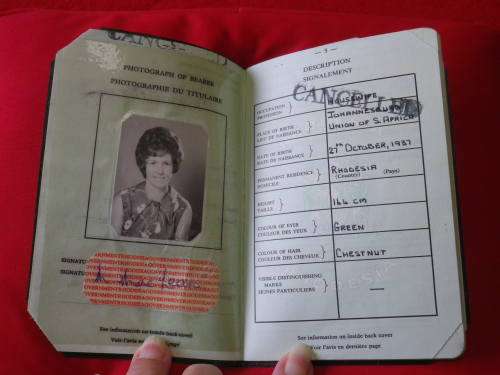 RHODESIAN PASSPORT - EXPIRED 1978 - SEE PICS FOR MORE INFO     (6518)