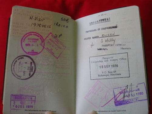 RHODESIAN PASSPORT - EXPIRED 1978 - SEE PICS FOR MORE INFO     (6518)