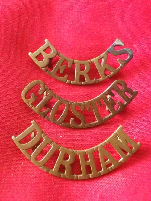 GB - EARLY BRASS SHOULDER TITLES, DURHAM, BERKSHIRE, GLOUCESTERSHIRE REGTS.   (6565)