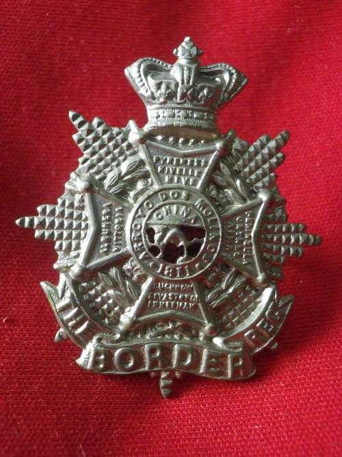 GB - THE BORDER REGT. WM QVC CAP BADGE     (6567)