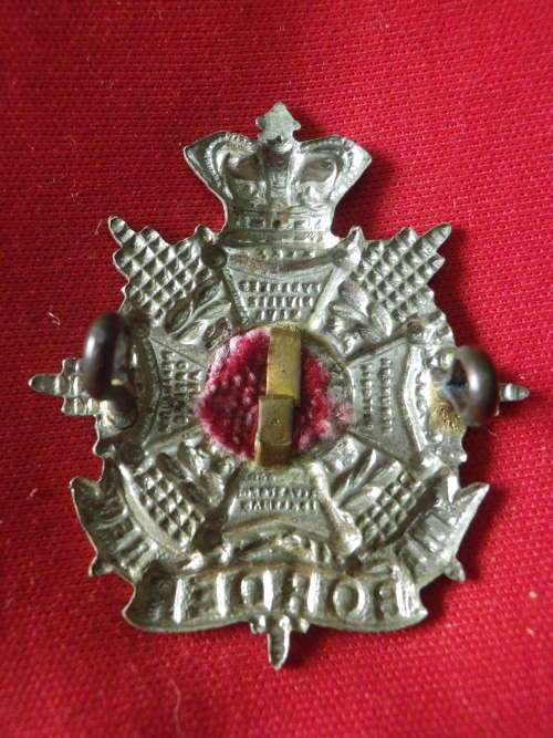 GB - THE BORDER REGT. WM QVC CAP BADGE     (6567)