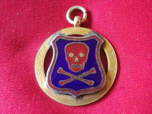 SA -" PIRATES CLUB"   GOLD 9ct  + STAMPED SILVER PENDANT - WEIGHT 8g -  1914      SEE BELOW (6620)
