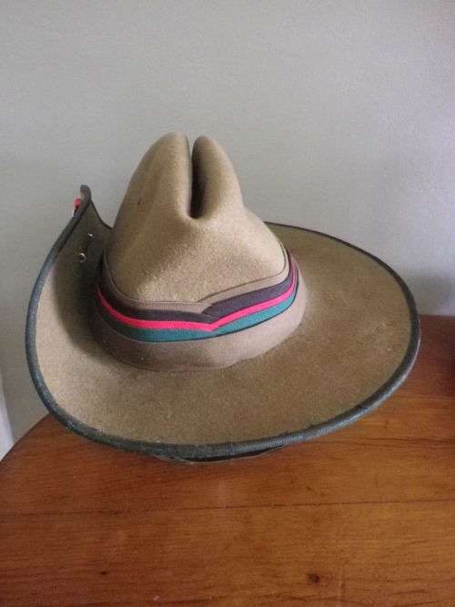 RHODESIA REGT.  OFFICERS SLOUCH HAT + 2 BN BADGE BACKING - SIZE 7 - RIM 56.5CM / 22.25"       (6765)