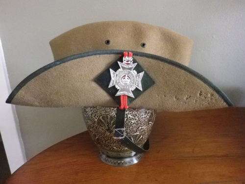 RHODESIA REGT.  OFFICERS SLOUCH HAT + 2 BN BADGE BACKING - SIZE 7 - RIM 56.5CM / 22.25"       (6765)