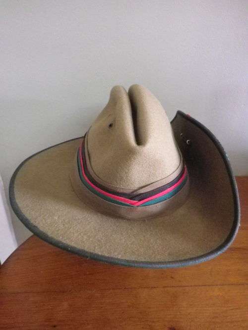 RHODESIA REGT.  OFFICERS SLOUCH HAT + 2 BN BADGE BACKING - SIZE 7 - RIM 56.5CM / 22.25"       (6765)