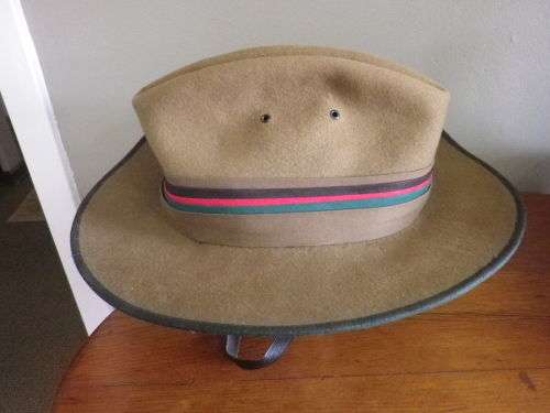RHODESIA REGT.  OFFICERS SLOUCH HAT + 2 BN BADGE BACKING - SIZE 7 - RIM 56.5CM / 22.25"       (6765)