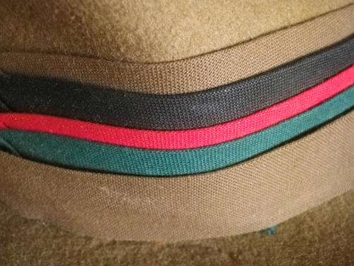 RHODESIA REGT.  OFFICERS SLOUCH HAT + 2 BN BADGE BACKING - SIZE 7 - RIM 56.5CM / 22.25"       (6765)