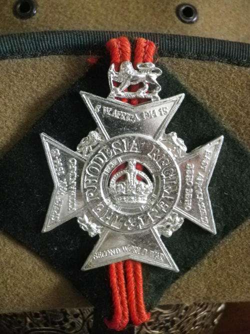 RHODESIA REGT.  OFFICERS SLOUCH HAT + 2 BN BADGE BACKING - SIZE 7 - RIM 56.5CM / 22.25"       (6765)