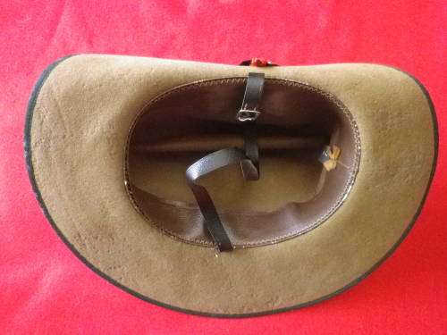 RHODESIA REGT.  OFFICERS SLOUCH HAT + 2 BN BADGE BACKING - SIZE 7 - RIM 56.5CM / 22.25"       (6765)