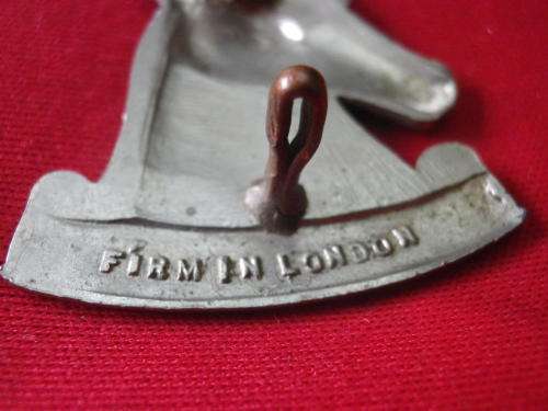 SOUTHERN RHODESIA ARMOURED CAR REGT. WM CAP BADGE - MADE FIRMIN - LUGS CRIMPED 1947-'56 (4501)