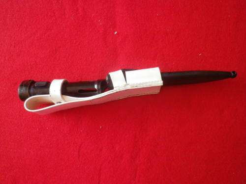 RHODESIAN ARMY - WHITE PLASTIC FROG + FN / RI BAYONET - AS WORN BY RLI WITH PARADE DRESS    (7181)